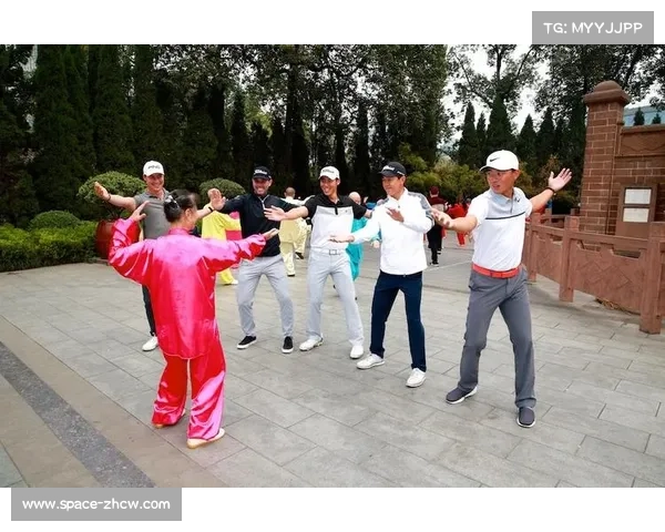 中国赛季外国球员学做蛋炒饭，文化交流成赛场外亮点